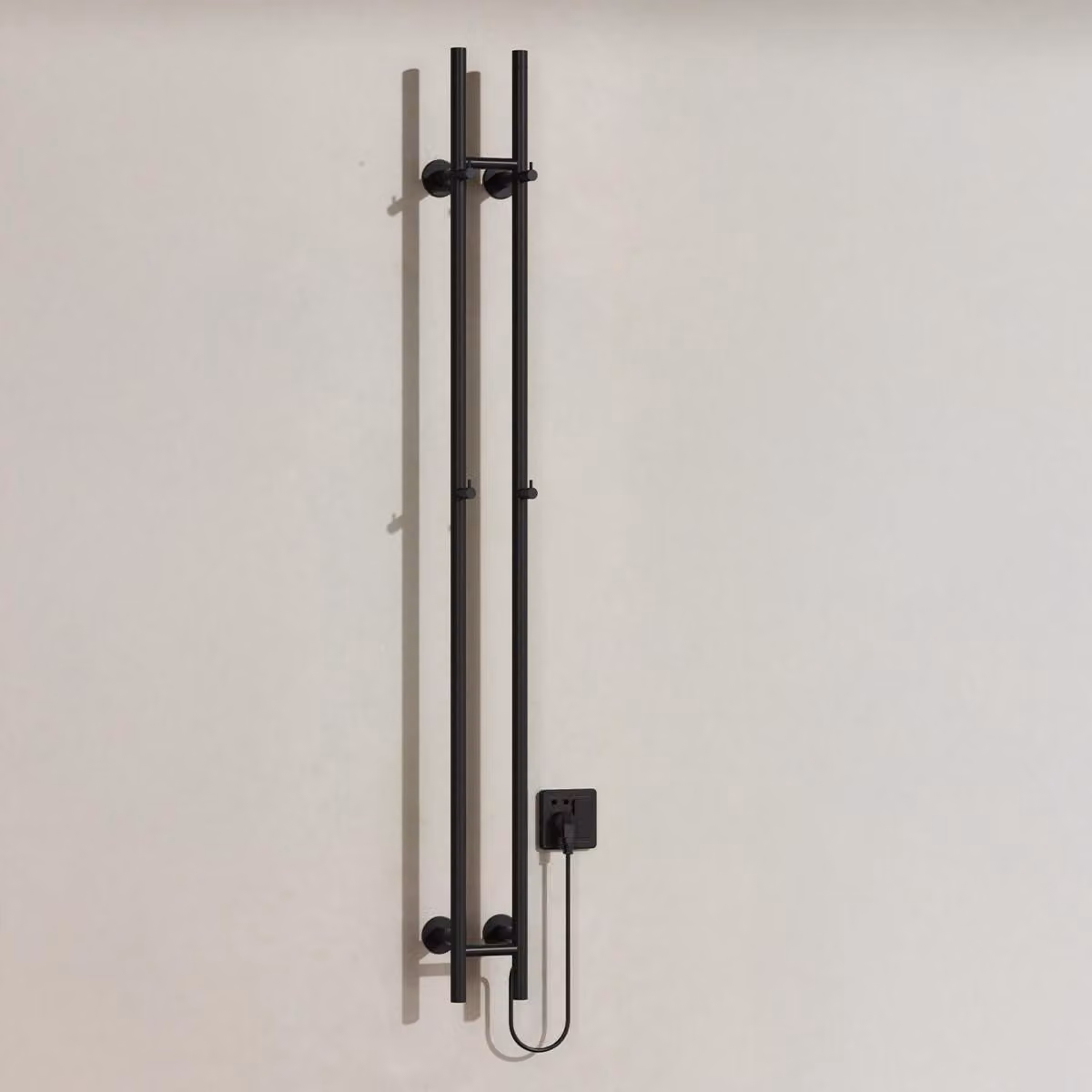 BELVIT asciugamani elettrico 150 cm doppio 120W con timer e 2 impostazioni di calore - a parete, 4 ganci, scaldasalviette elettrico per bagno
