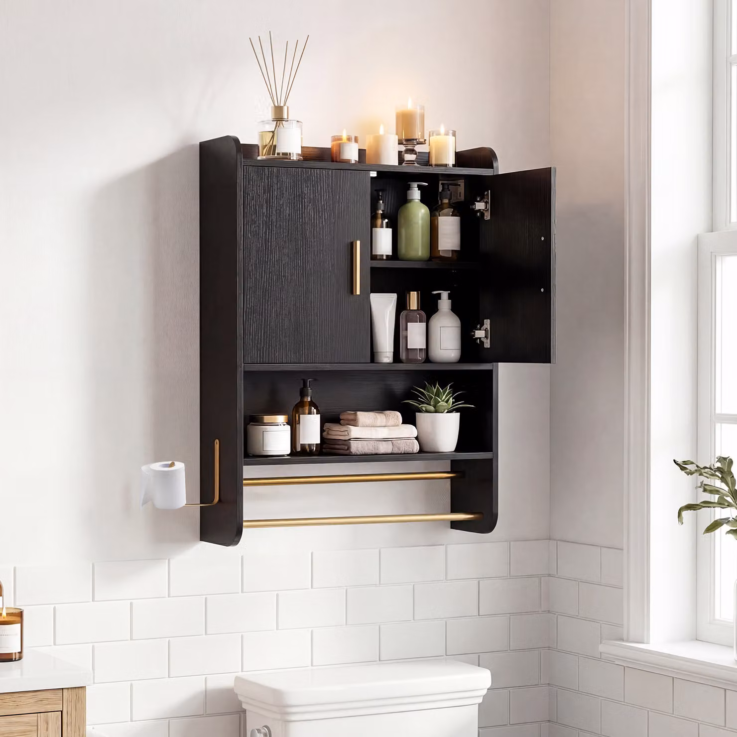 Armadietto da bagno pensile Costway con 2 ante e scomparto aperto, mobiletto moderno nero e oro con ripiani regolabili e gancio laterale