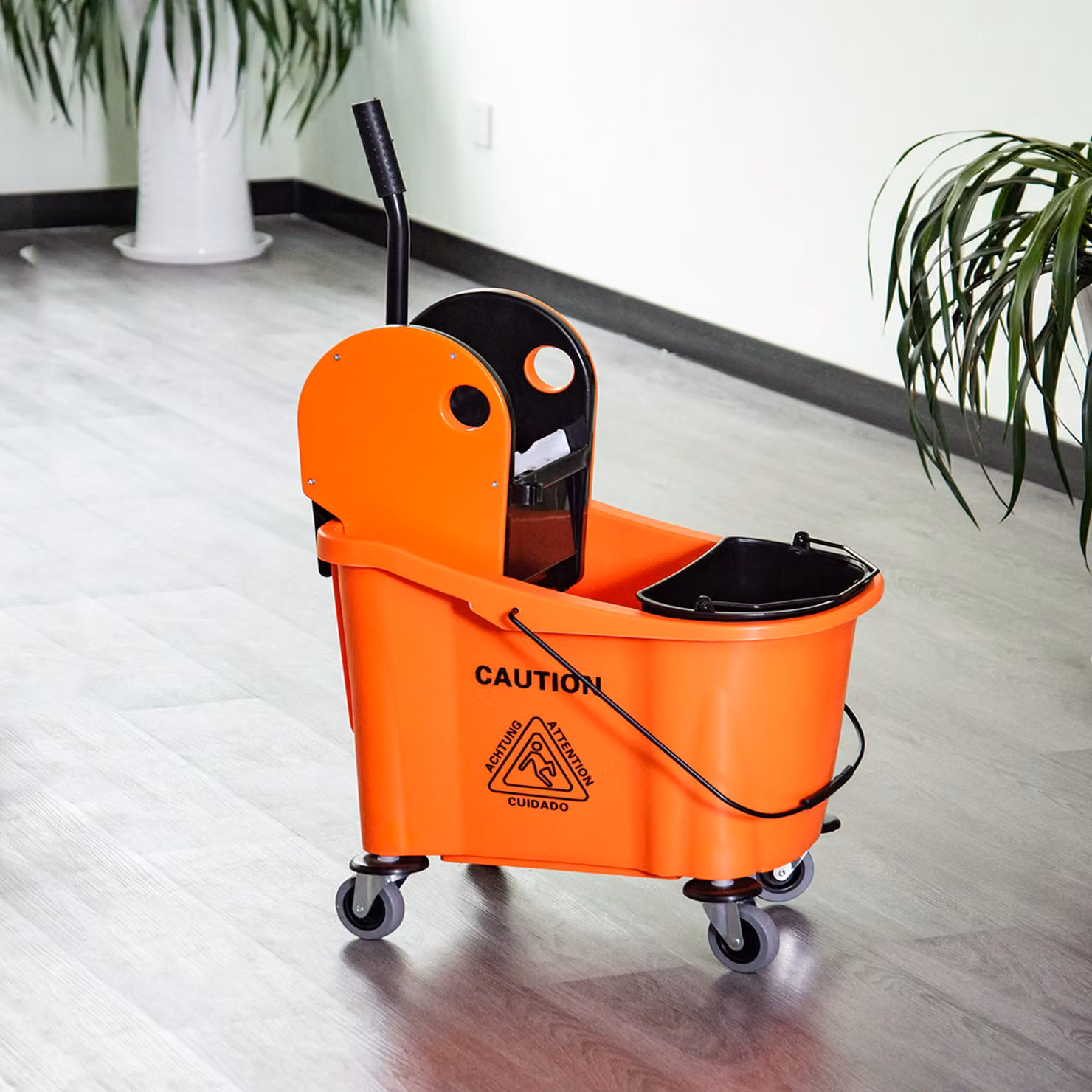 Carrello per la pulizia con secchio da 36L e strizzatore a pressione Aosom, Arancione e Nero – 2