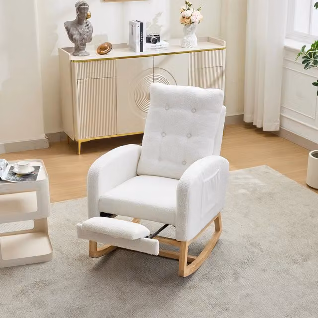 Poltrona a dondolo relax OKWISH con poggiapiedi estraibile, tasche laterali e porte USB e USB-C in tessuto bouclé bianco, L: 66.5 cm, P: 102 cm, H: 76.7 cm