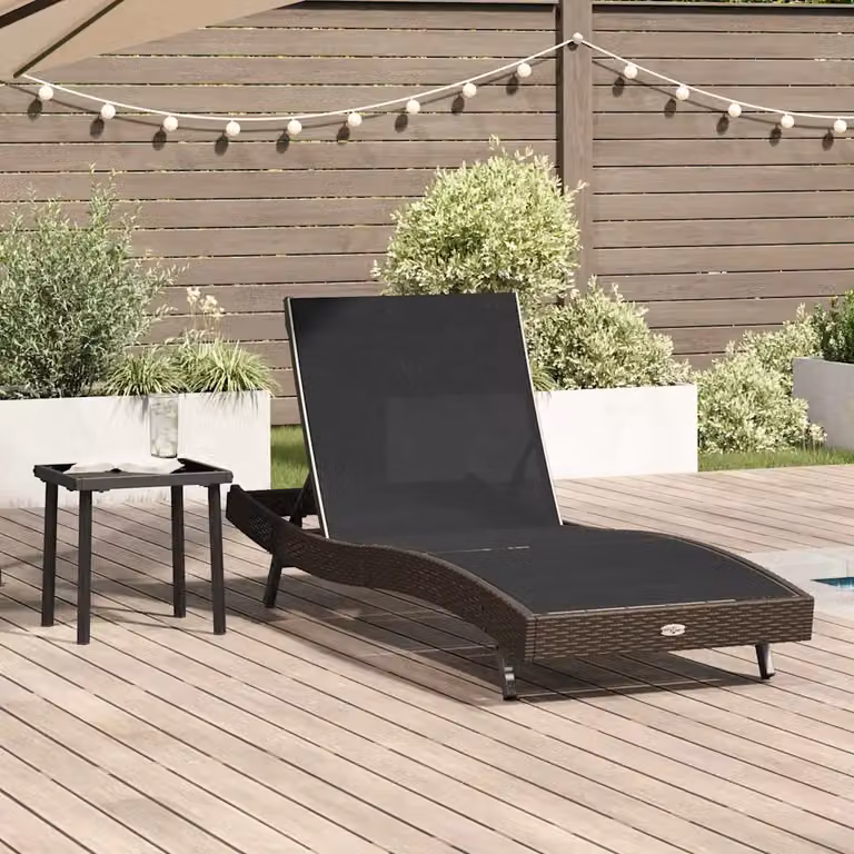 Set di 2 lettini da sole vidaXL in polyrattan nero e marrone con poggiatesta regolabile e vassoio laterale per giardino e terrazza