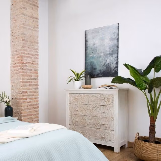 Comodino Indira Banak in legno di mango bianco con intagli floreali