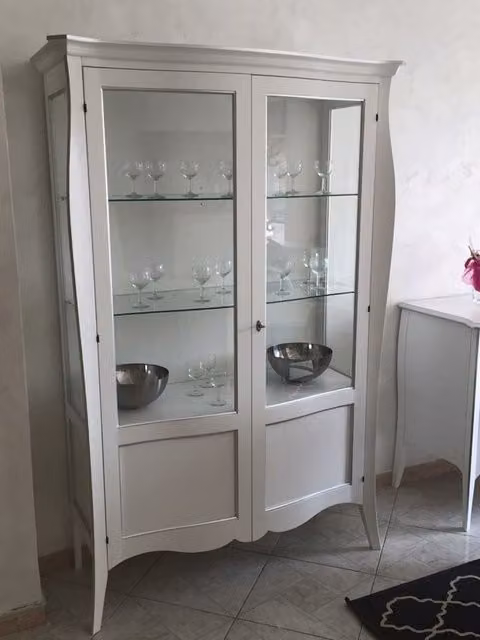 Vetrina in legno stile arte povera con ante in vetro e ripiani interni bianca Mobili 2G L/P/H: 130 x 50 x 200 cm