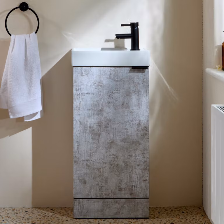 Mobile Bagno a Terra Grigio Cemento da 400mm con Lavabo e Maniglia Moderna Nera con Impugnatura a Dito - Cluo