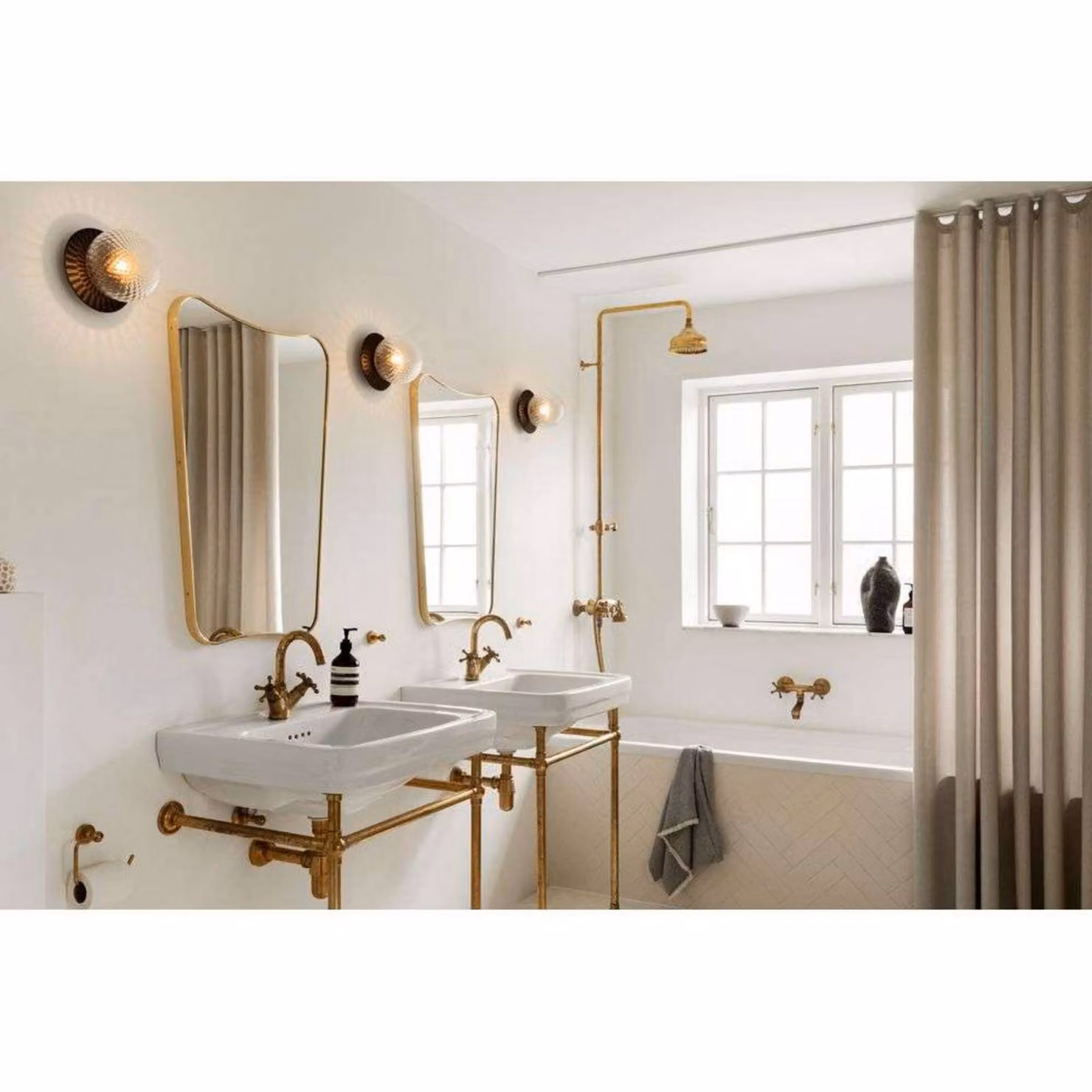 Nuura Aps Applique da parete di design Liila 1 Medium, dimmerabile, Nero, Bagno, Metallo, Design, Applique