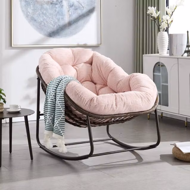Sedia a dondolo in rattan sintetico intrecciato a mano con telaio in acciaio; 78x106x90 cm; rosa