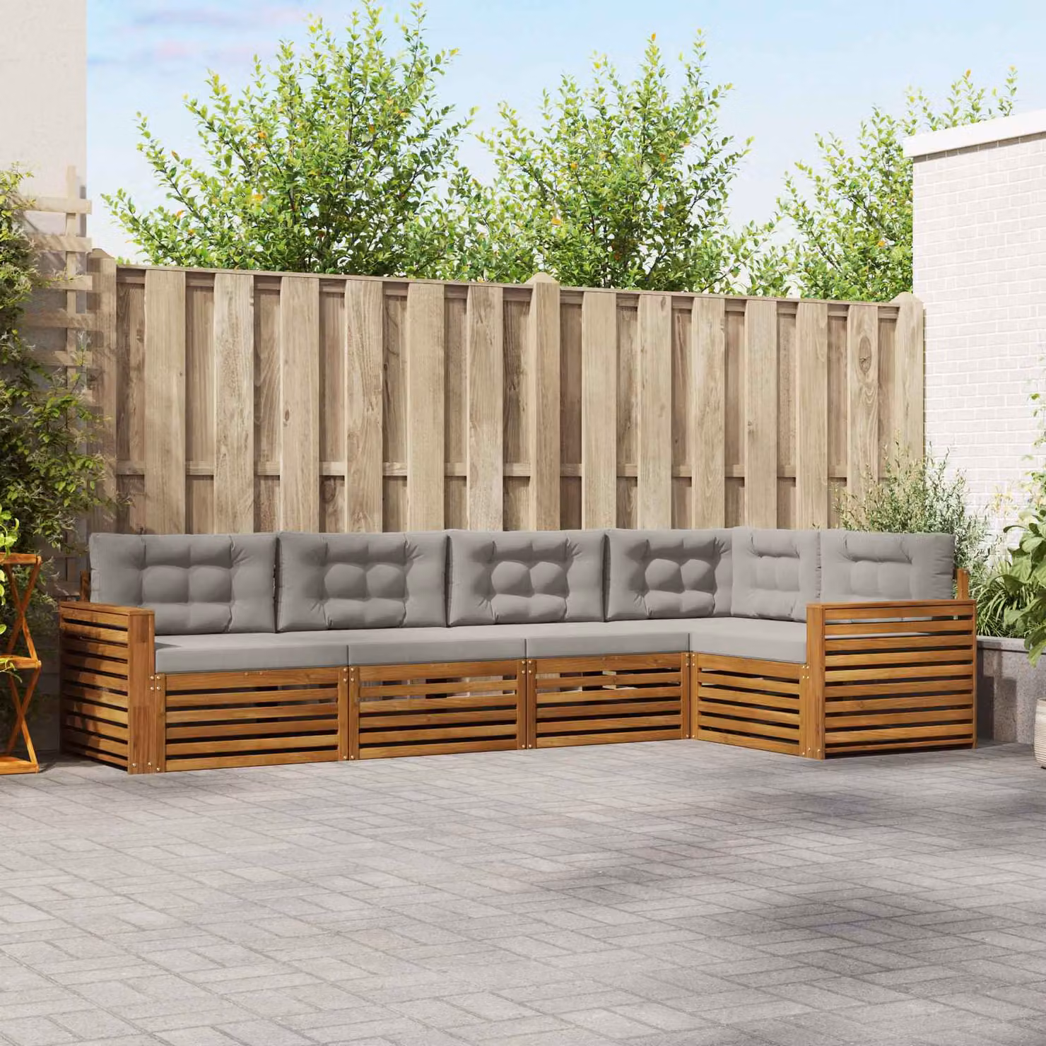 Set di divani da esterno vidaXL a forma di L composto da 5 pezzi in legno di acacia con cuscini in tessuto grigio e marrone