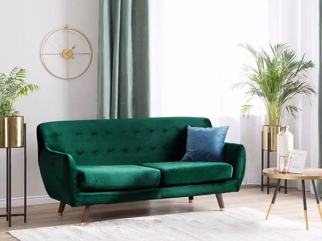 Divano Beliani a 3 posti in velluto verde con schienale capitonné e gambe in legno di gomma per il tuo soggiorno L: 188 cm, P: 85 cm, H: 84 cm – 1