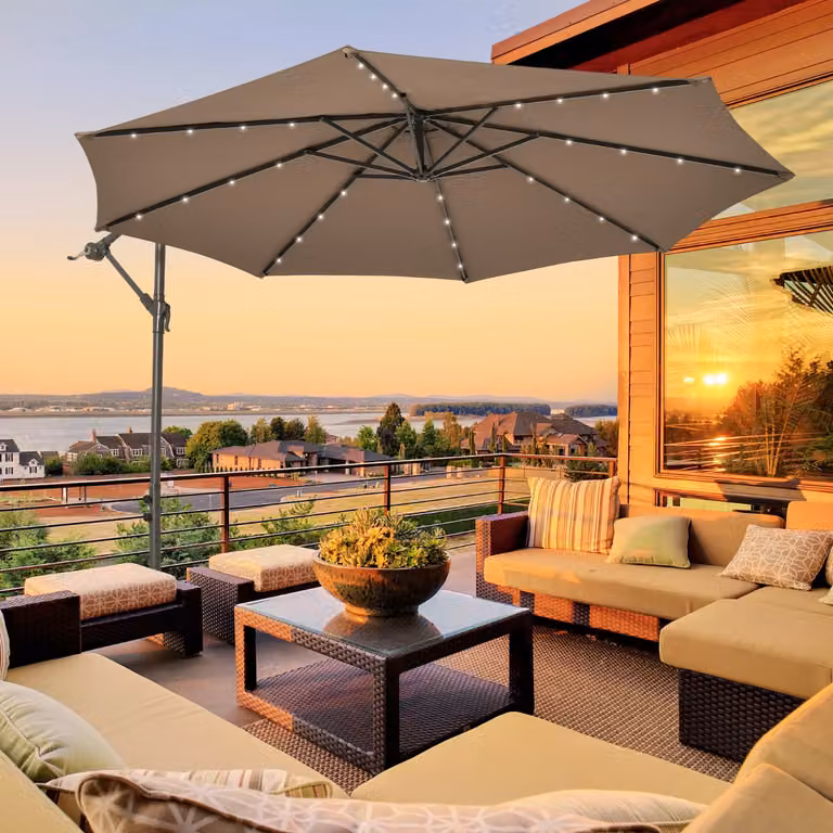 Ombrellone pendente da esterno Costway con 32 luci LED e pannello solare, Marrone