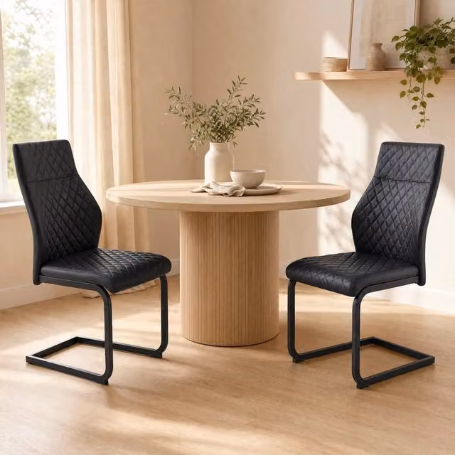 Set da pranzo 2 pezzi: Tavolo rotondo 107 cm con doppio ripiano + 2 sedie nere in MDF e metallo stile industriale