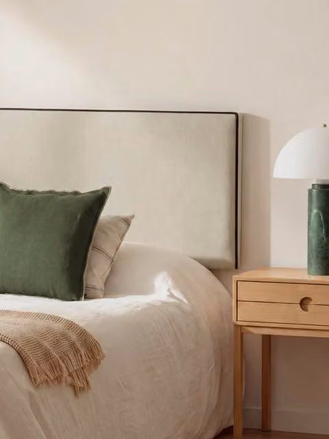 Testiera imbottita Care Kenay Home beige con bordo nero per camera da letto