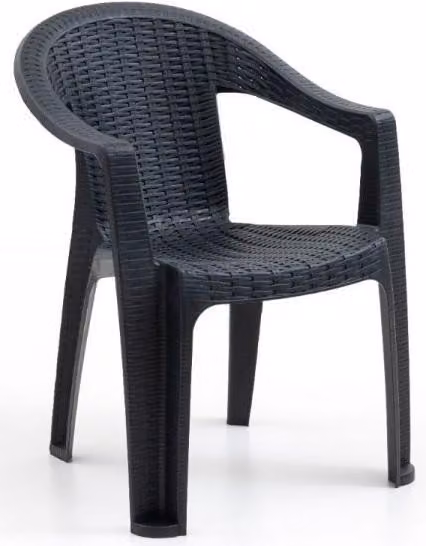 Sedia in plastica, struttura intrecciata, schienale confortevole, braccioli