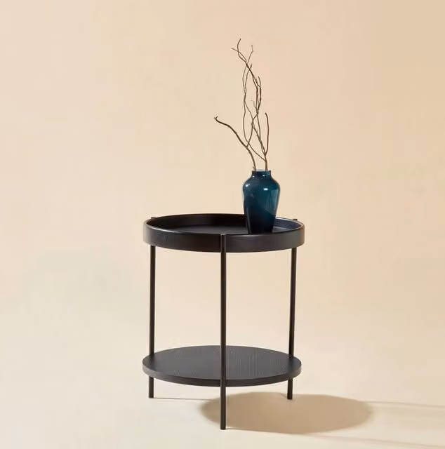 Tavolino da salotto rotondo ULEVR a 2 ripiani, struttura in ferro nero e piano nero in legno massello e MDF