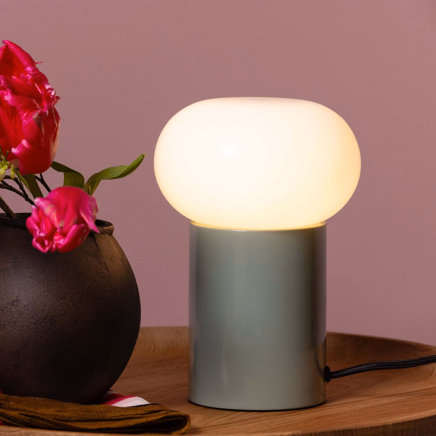BRILLIANT: lampada da tavolo verde con vetro bianco KNUT | Altezza 22 cm | E27 | Metallo/vetro