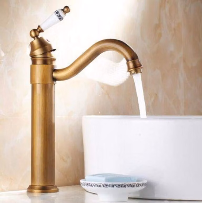 Rubinetto vintage per lavabo, con bocchetta girevole e manopole in Vetroceramica