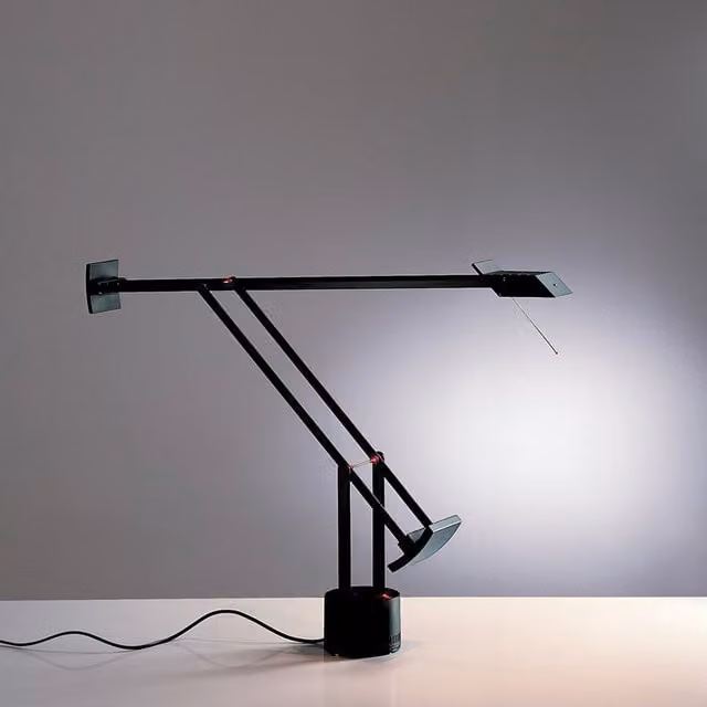 Artemide Tizio 35 Lampada da tavolo regolabile in metallo nera con tecnologia LED