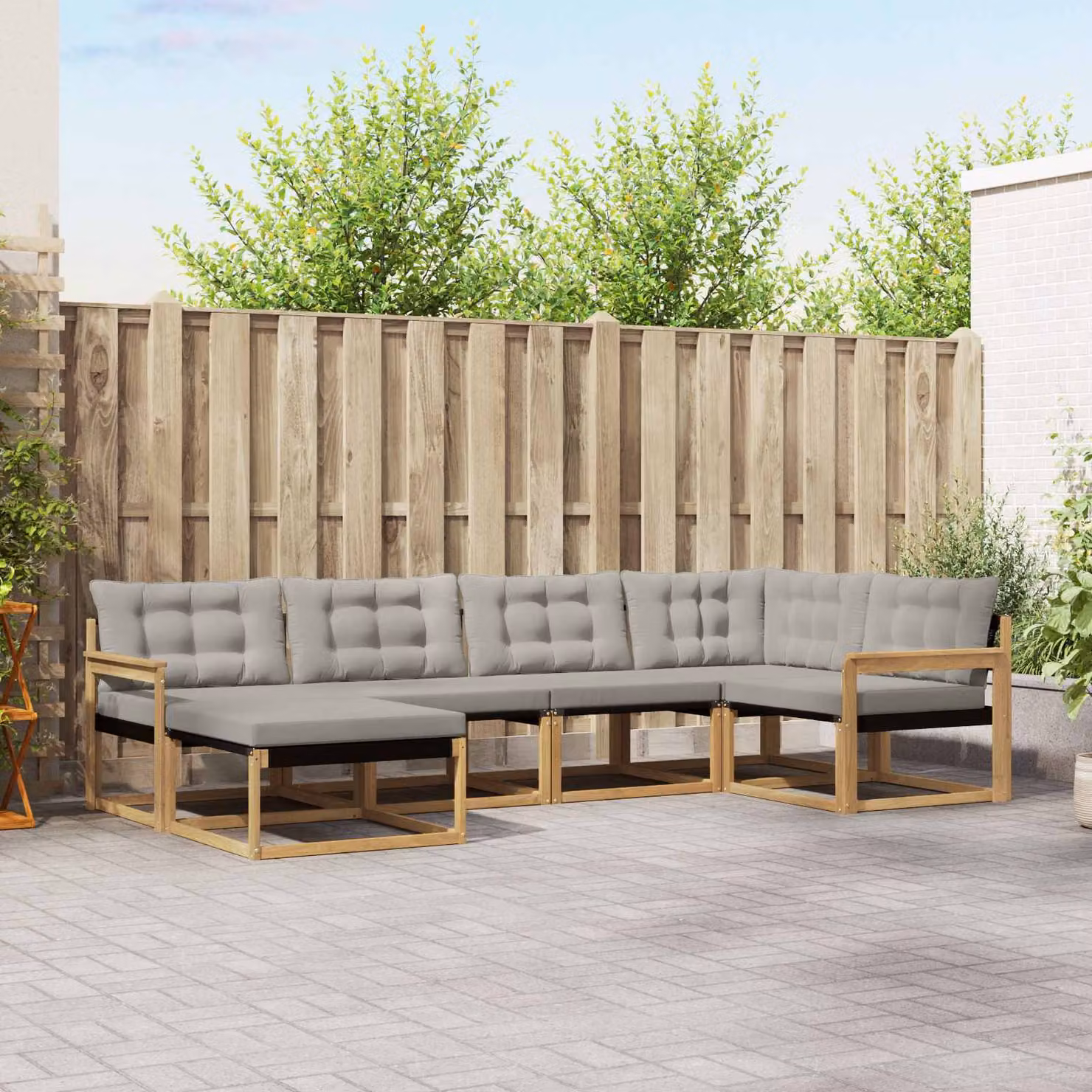 Set di divani da esterno vidaXL a forma di L composto da 6 pezzi in legno di acacia con cuscini bianchi e grigi