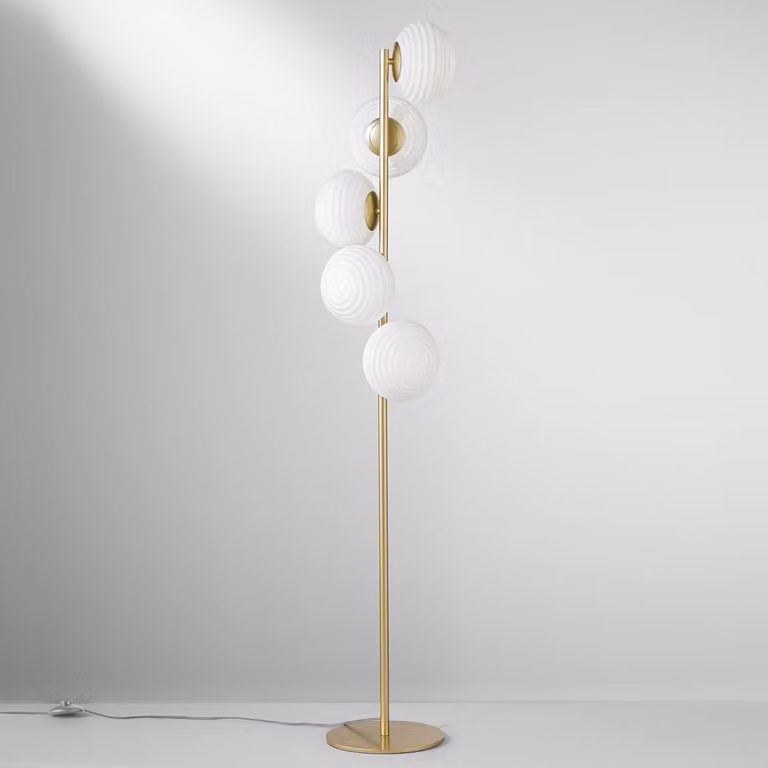 Lampada da terra in metallo dorato con 5 luci in vetro soffiato bianco Ripple