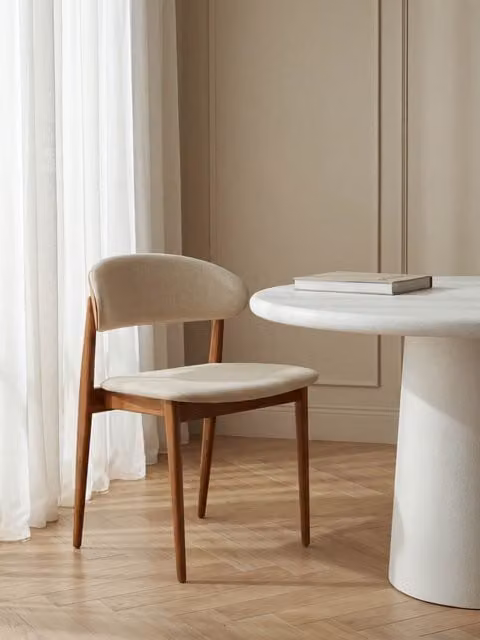 Sedia Marse in legno massello noce con rivestimento beige Kenay Home