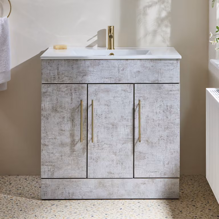 Mobile Bagno a Terra Grigio Cemento da 810mm con Lavabo e Maniglie con Barra a T in Oro Satinato - Cluo