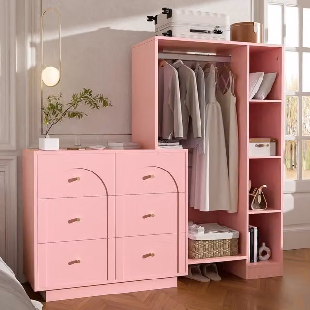 Armadio moderno multifunzione rosa con ante a battente, cassetti integrati, appendiabiti e ripiani, L/P/H: 139 x 35 x 133 cm