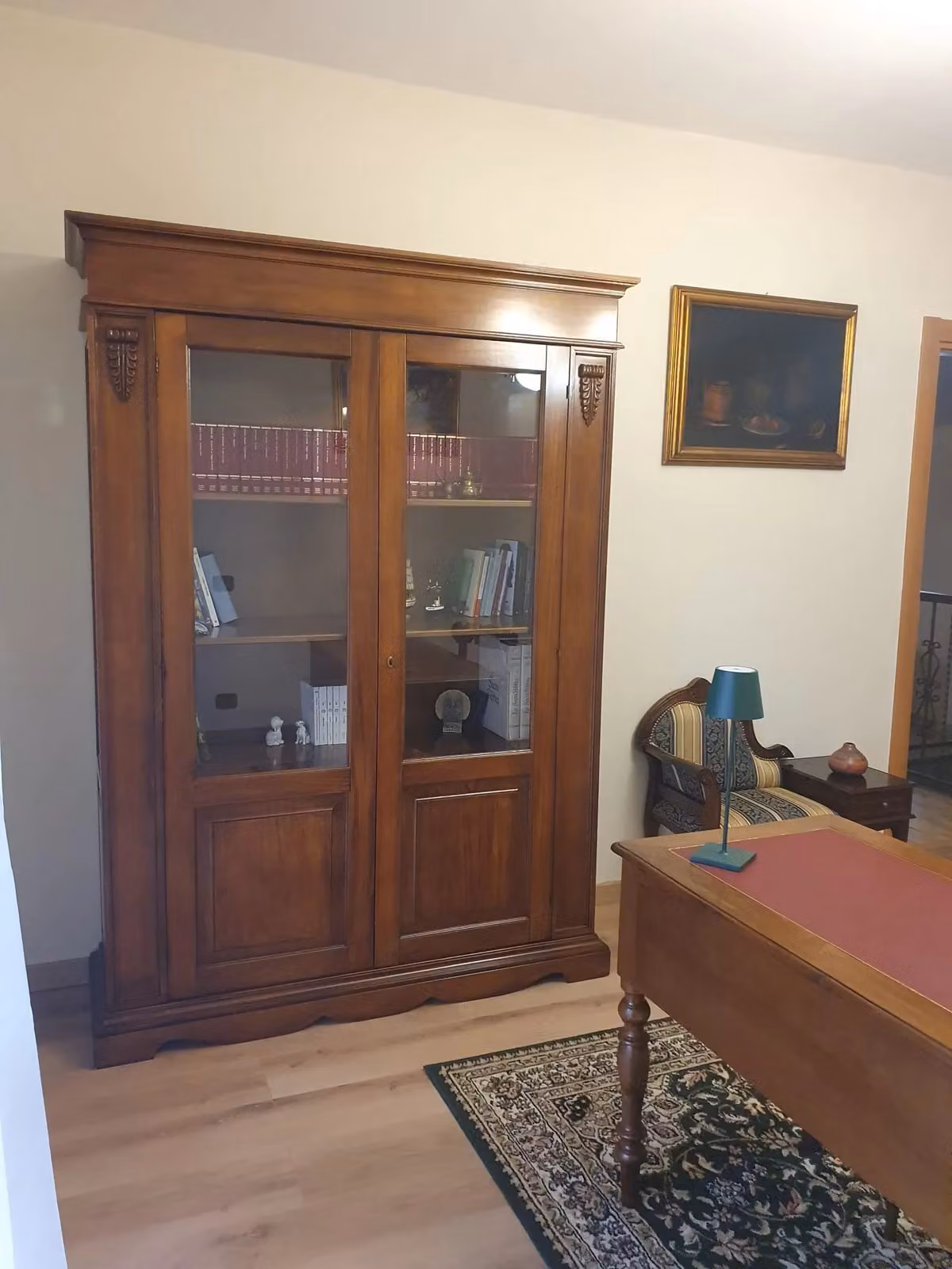 Vetrina stile arte povera Mobili 2G in legno con ante in vetro e serratura, colore noce, L: 146 cm, P: 49 cm, H: 214 cm – 3