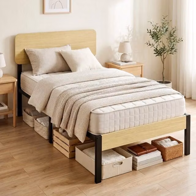 Letto singolo in metallo con testiera effetto legno e spazio contenitore