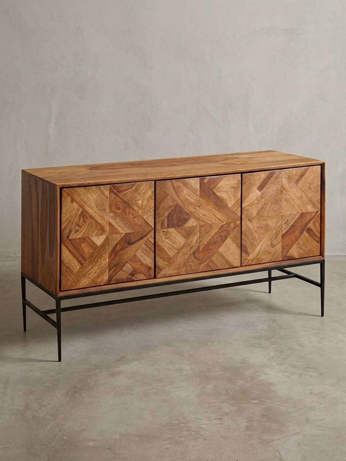 Credenza in legno massello Sheesham, design industriale, spazio contenitivo. 123x45x70 cm | Kadima Design