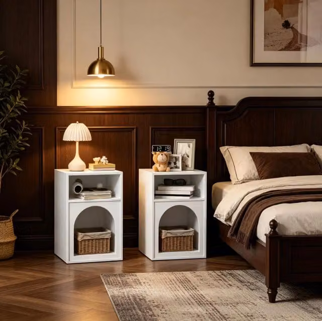 Set di 2 Comodini in MDF Bianchi con Ripiani Aperti, Design Curvo per Camera da Letto, 40x30x60 cm