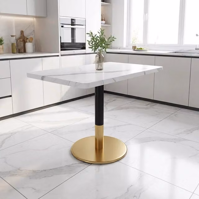 Tavolo da pranzo per 2 persone con piano MDF effetto marmo bianco supporto in metallo nero e base dorata 80 × 60 cm