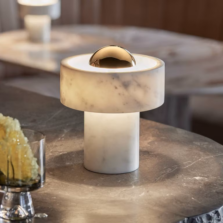Tom Dixon Lampada da tavolo di design Stone, dimmerabile, Bianco / Opale, Soggiorno / Sala da pranzo, Pietra, Design, Lampada da tavolo