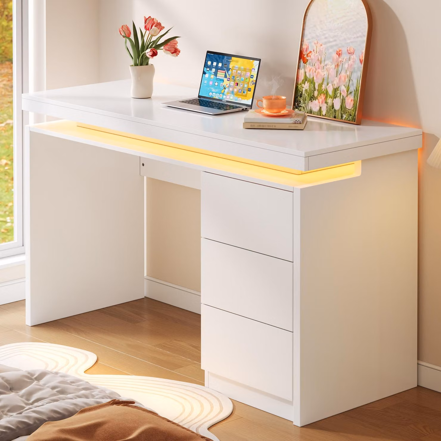 STILVORA: Scrivania moderna a LED con tre cassetti e piano di lavoro esteso, scrivania per computer con gambe rinforzate e illuminazione a LED, ideale per l'ufficio domestico