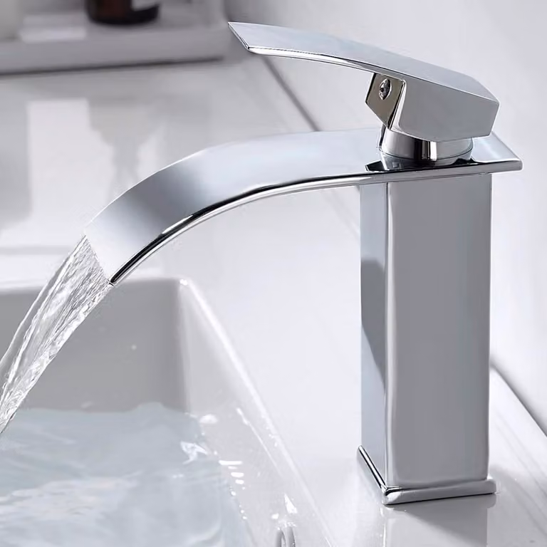 Miscelatore moderno per lavabo a cascata in ottone cromato 232 mm