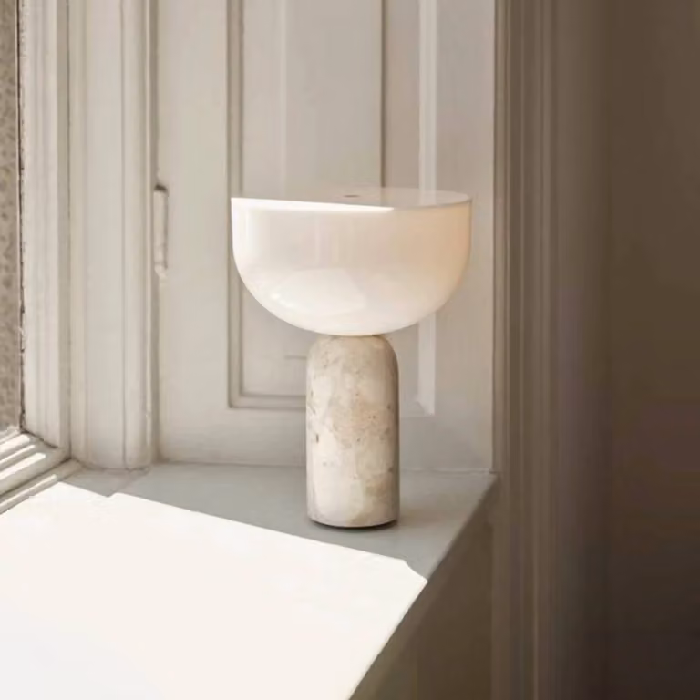 New Works Lampada da tavolo a LED Kizu, dimmerabile, Crema / Ambra, Soggiorno / Sala da pranzo, Pietra, Design, Lampada da tavolo LED
