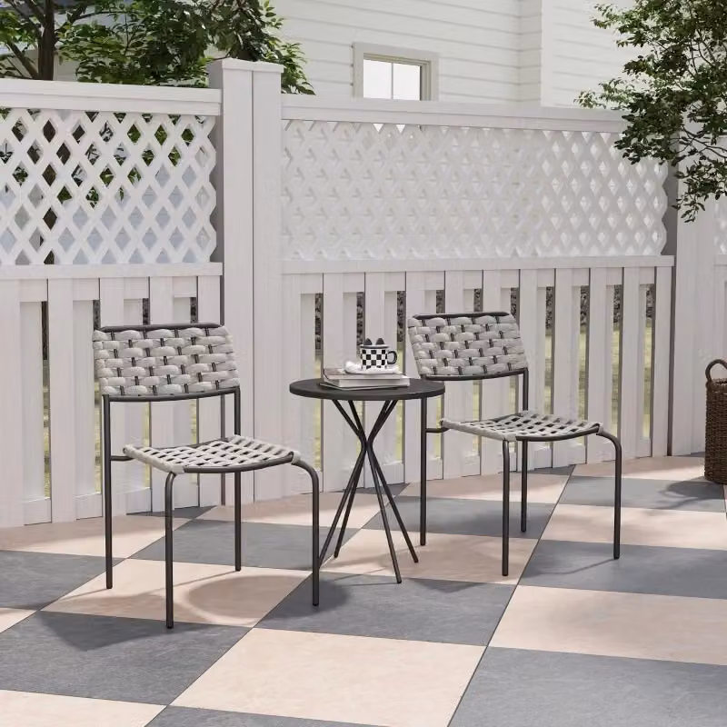 Set bistrot da esterno WISHDOR in rattan e metallo grigio con tavolo rotondo e 2 sedie impilabili – 2