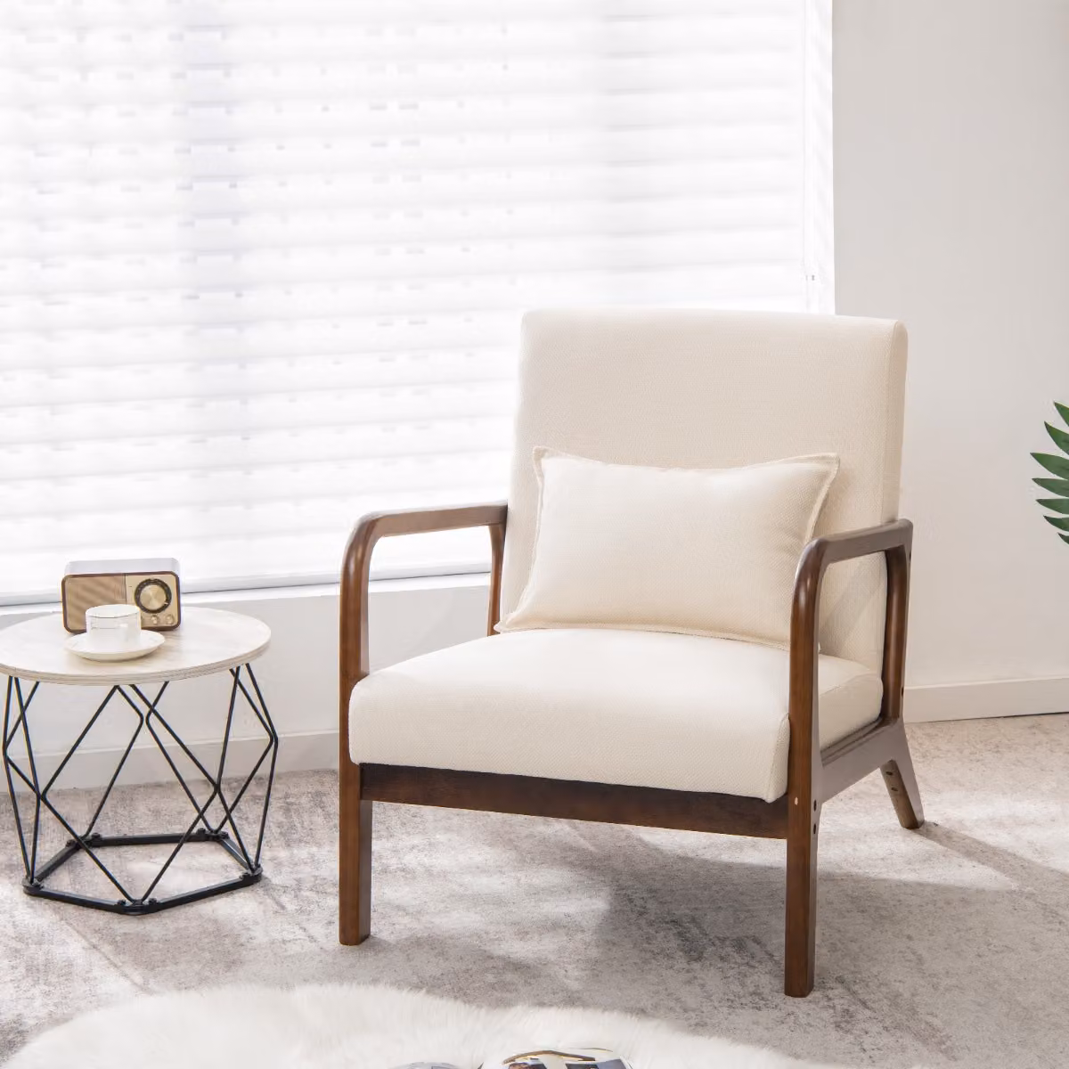 Poltrona lounge Costway in stile mid-century con telaio in legno di gomma e rivestimento in tessuto beige con braccioli e imbottitura in schiuma