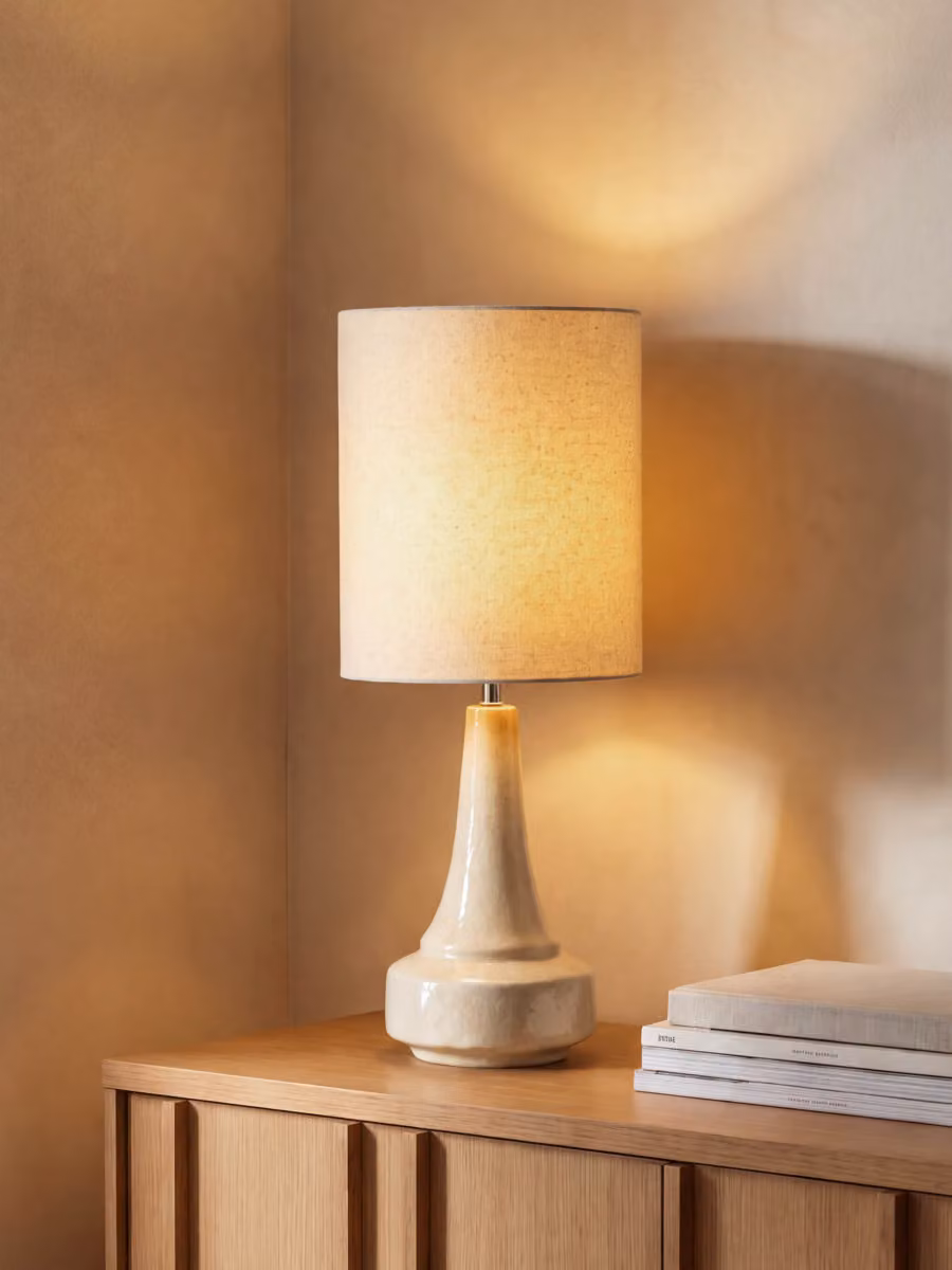 Lampada da tavolo Versets Kenay Home beige in ceramica e tessuto – 2