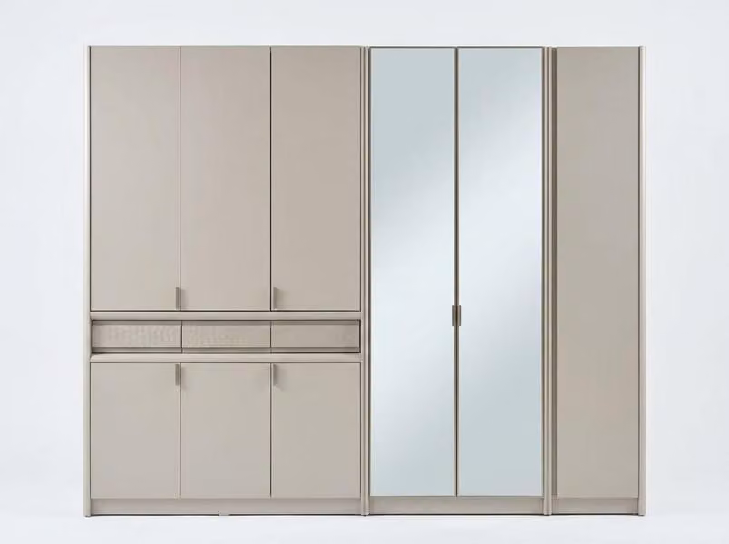 Armadio spazioso, elegante, ampio e di colore bianco