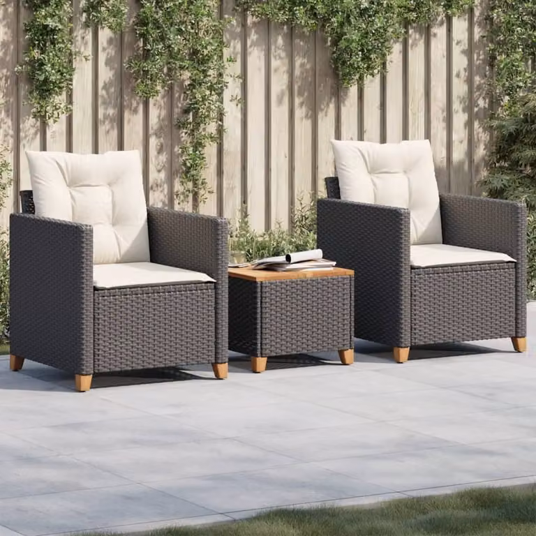 Set esclusivo per esterni - Tavolo bistro e due sedie, composto da: struttura in rattan sintetico nero, piano del tavolo e sedute in legno di acacia, con cuscini