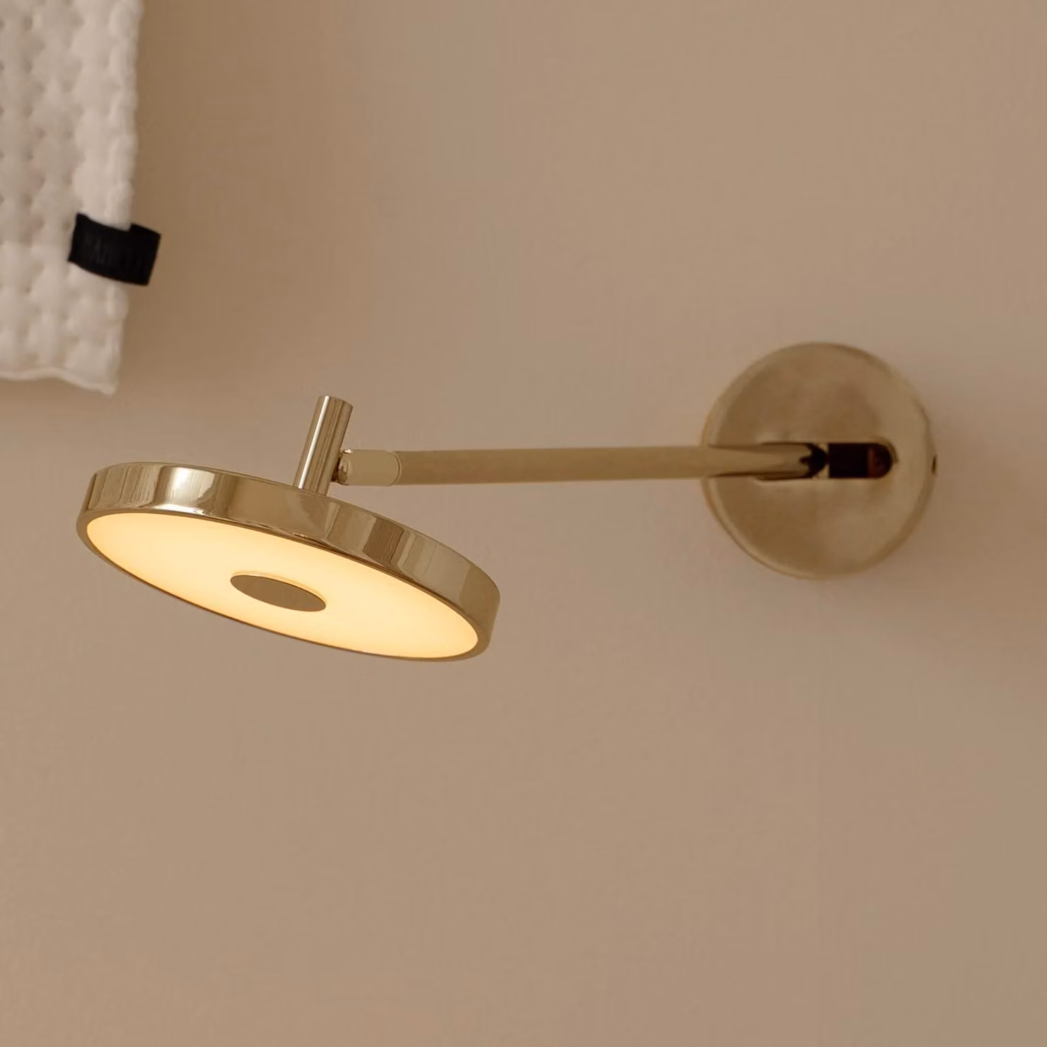 UMAGE Applique da parete di design Asteria LONG HW, dimmerabile, Ottone / Oro, Soggiorno / Sala da pranzo, Metallo, Design, Applique