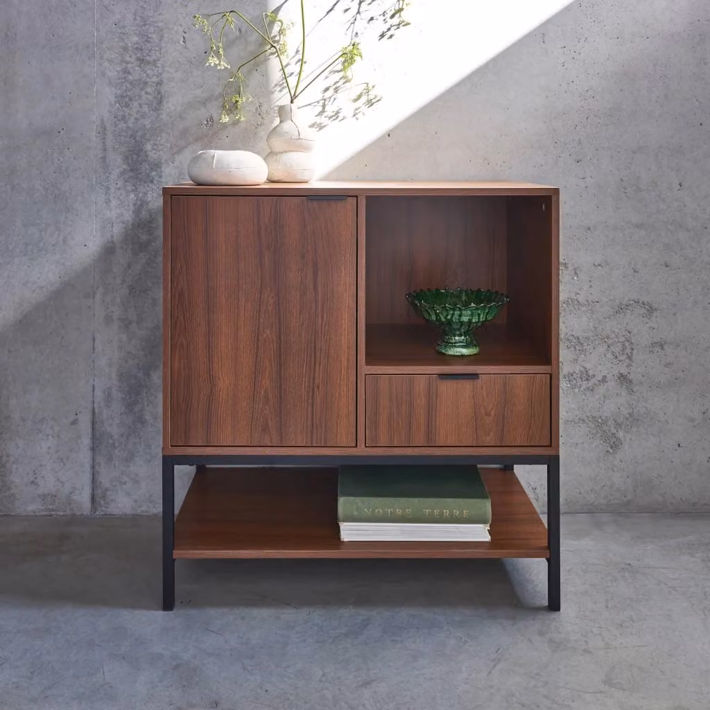 Credenza moderna Sweeek in legno di noce e metallo, colore marrone e nero – 2