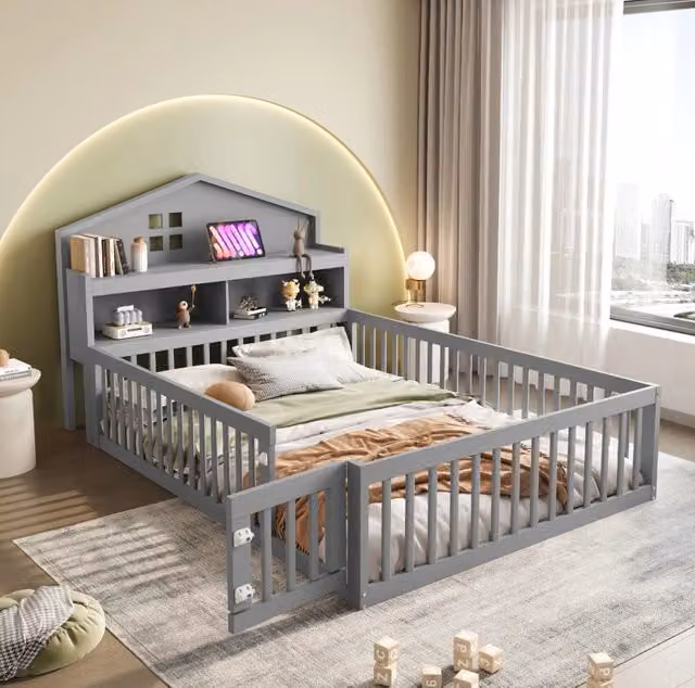 Letto per bambini 140x200 cm in legno massello con struttura a casetta, protezione e vani portaoggetti, colore grigio