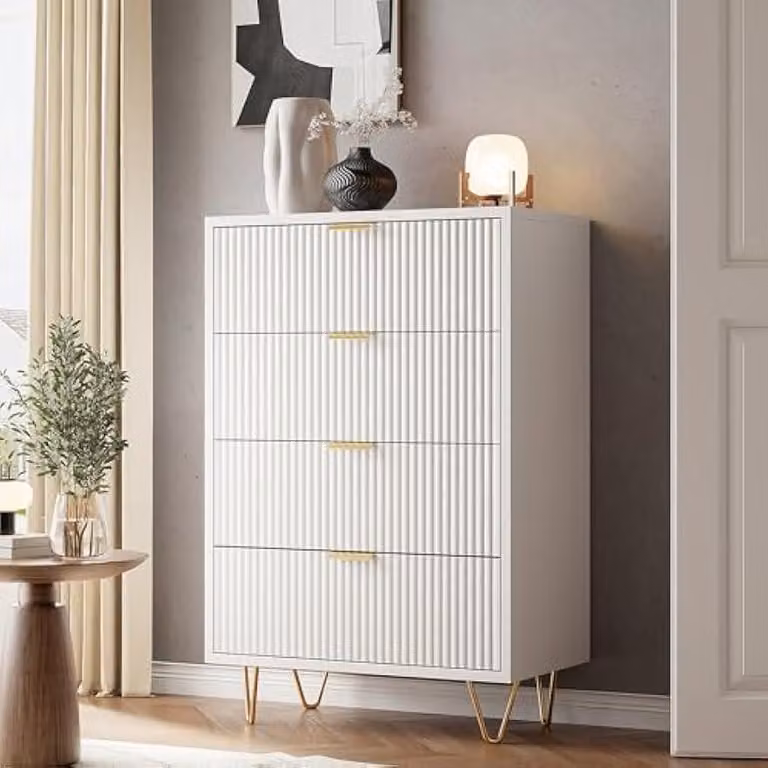 Comò – Cassettiera con quattro ampi cassetti – Design moderno e raffinato con maniglie dorate – Compatta