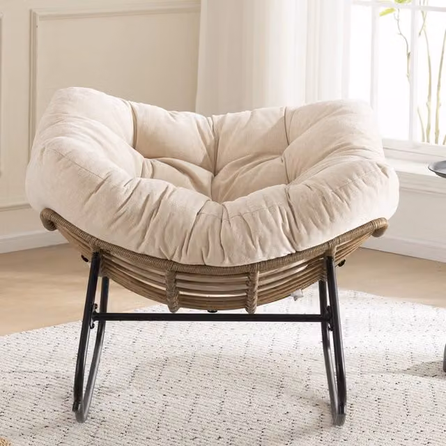 Poltrona a dondolo papasan OKWISH in tessuto chenille beige con struttura in metallo ergonomica H: 96 cm, L: 58 cm, P: 31 cm