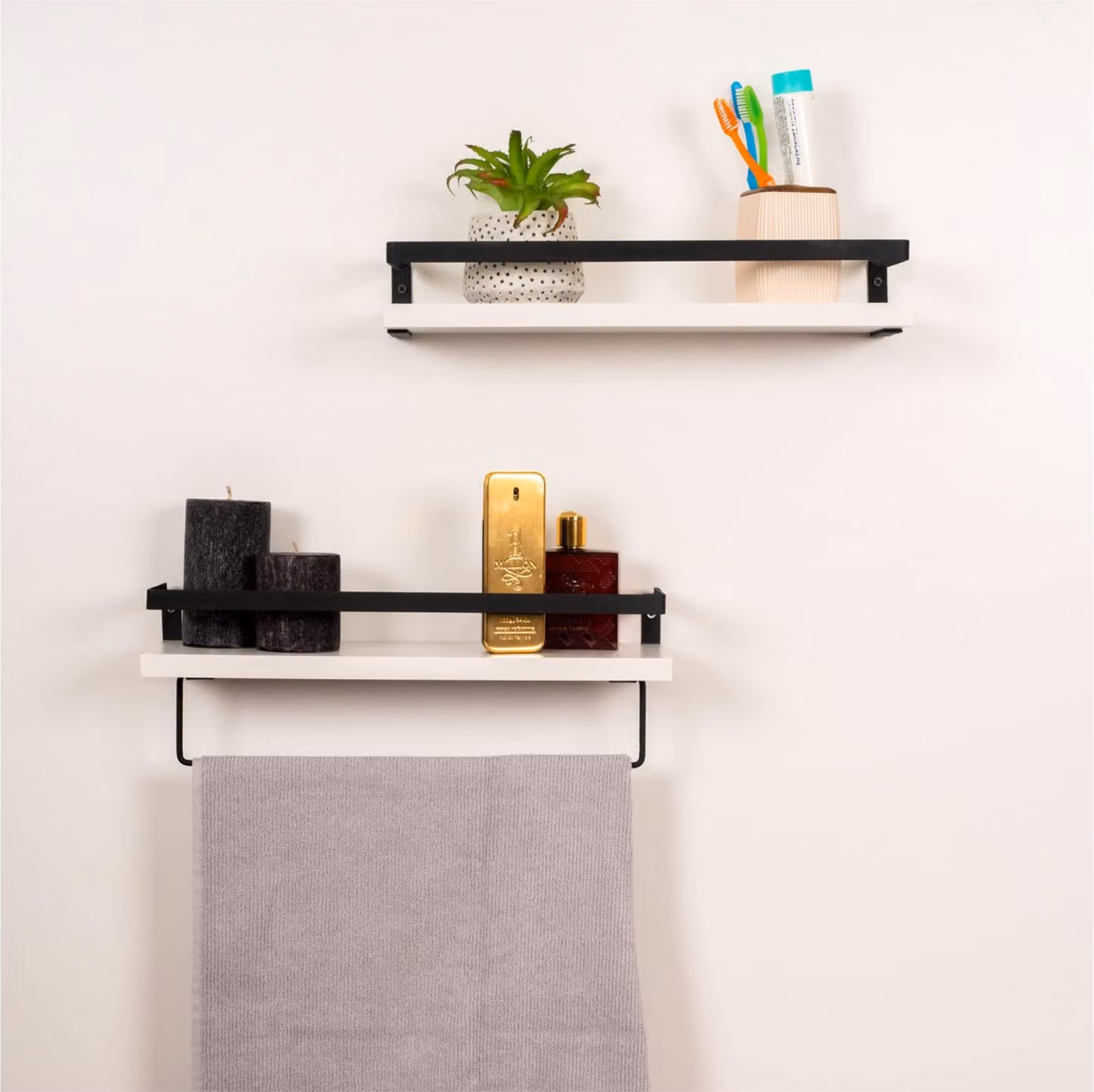Piattaforma a parete multifunzionale in legno con elementi metallici, ideale per cucina e bagno
