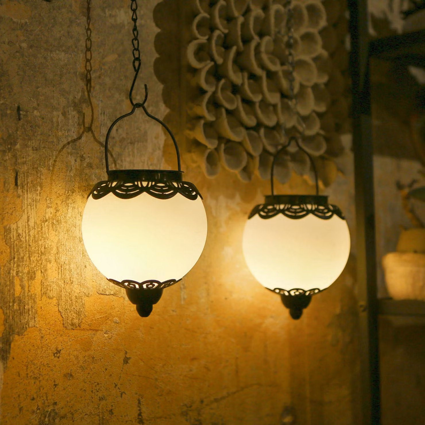 Set di 2 lanterne solari, grado di protezione IP65, con LED, in metallo, adatte per essere appese o posizionate a terra