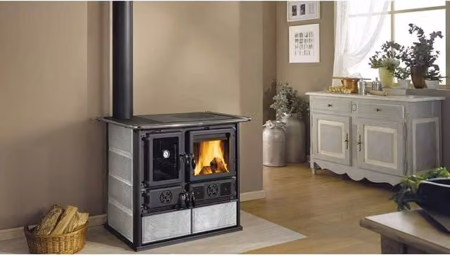 Stufa a legna Nordica Petra Reverse colore grigio con lato destro rosa sinistra