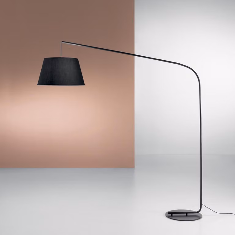 Lampada da terra curva ENJOY in metallo nero con paralume in tessuto 180 cm.