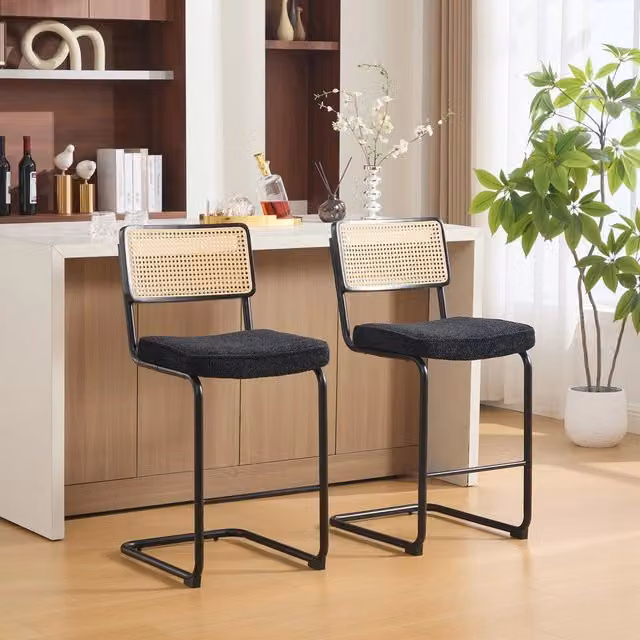 Set di 2 sgabelli bar Minimal neri con seduta in tessuto chenille e struttura in rattan effetto legno con gambe in metallo design moderno senza braccioli