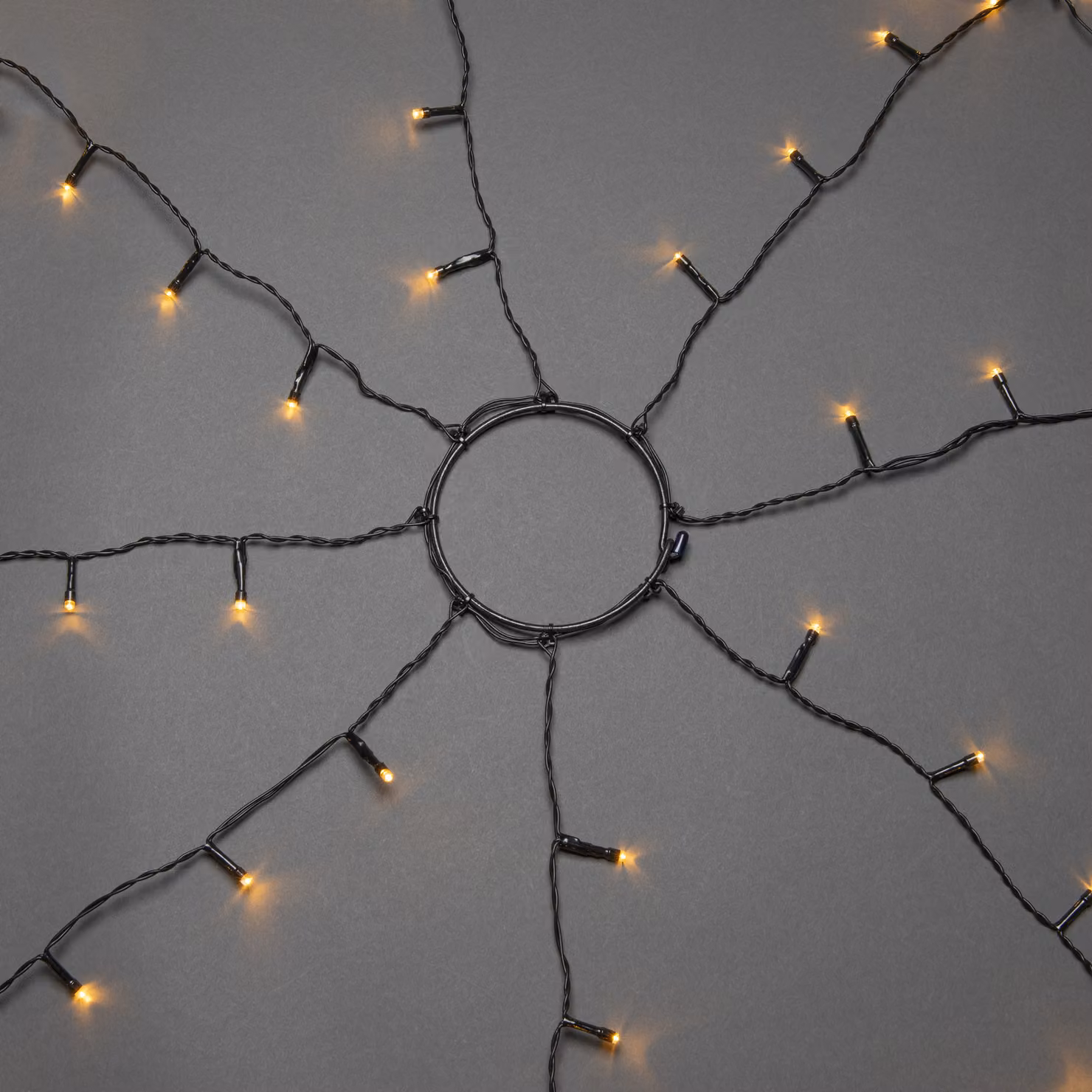 Decorazione natalizia Konstsmide, albero a LED con anello, 8 fili da 50 diodi ciascuno, 400 diodi color ambra, 200 dei quali con effetto glimmer, per esterni